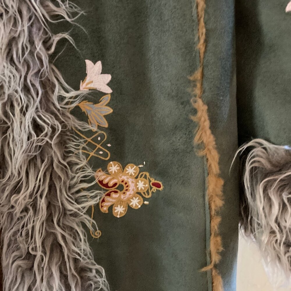 Tree of Life Women's Green Faux Fur Trim Embroidered Coat - Picture 4 of 9